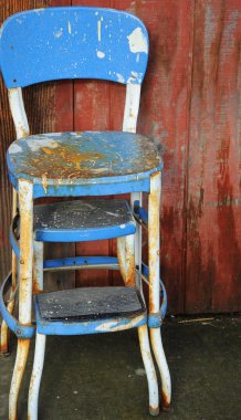 eski paslı sandalyeler.