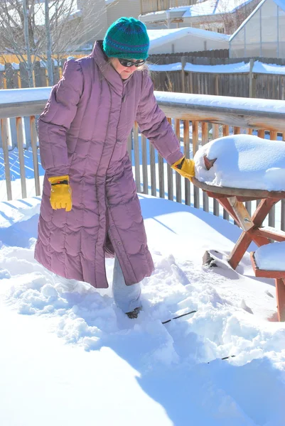 Kadın kürekle kar. — Stok fotoğraf