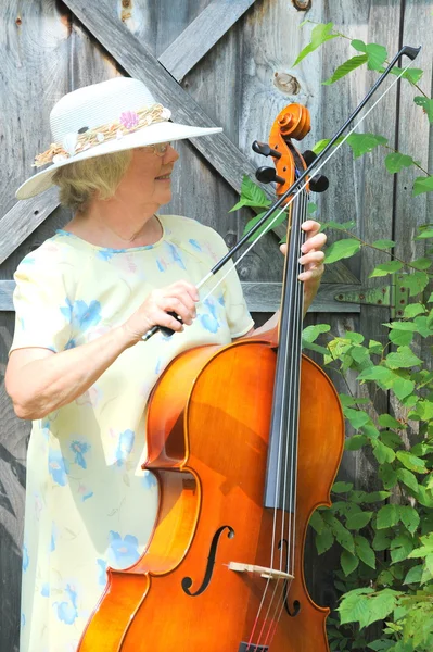 Violoncelista feminina . — Fotografia de Stock