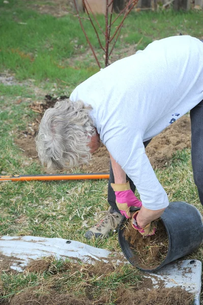 Vrouwelijke tuinman. — Stockfoto