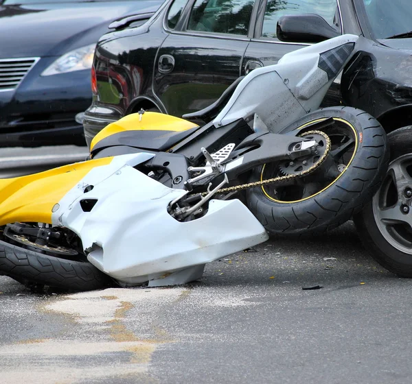 Motorcykel, bilkrasch. — Stockfoto