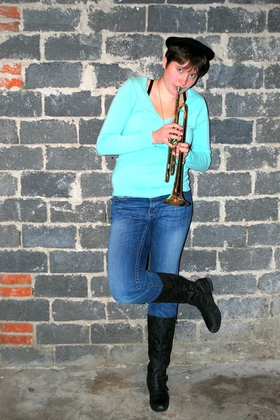 Female trumpet player. — Stock Photo, Image