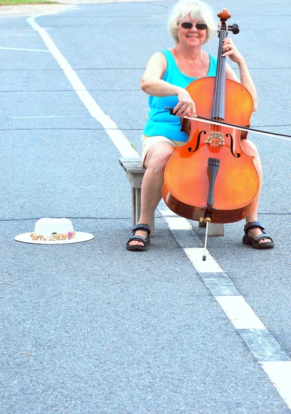 Violoncelista feminina . — Fotografia de Stock