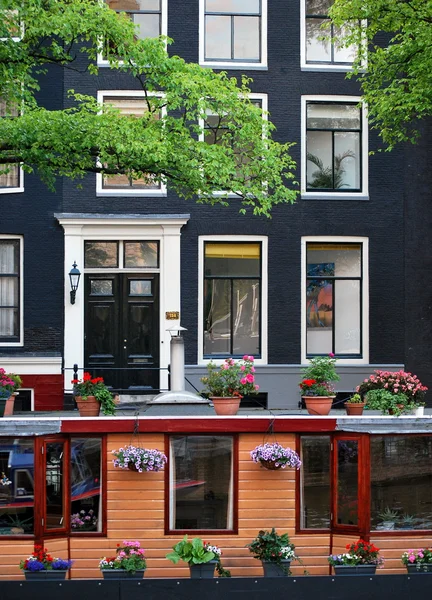 Amsterdam houseboat. — Zdjęcie stockowe