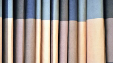 Kapalı alanda sergilenen renkli pamuklu kumaş.