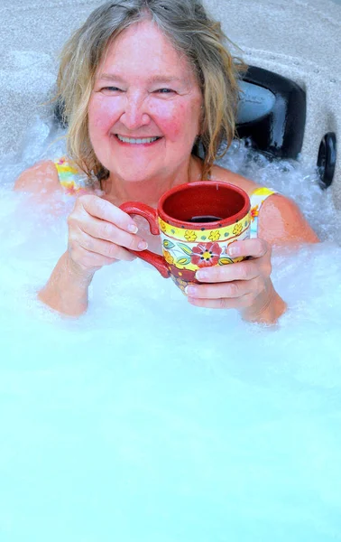 Starší Ženské Seniorské Výrazy Relaxační Vířivce Venku — Stock fotografie