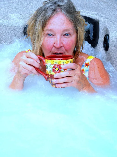 熟女先輩式リラックスで熱い浴槽屋外 — ストック写真