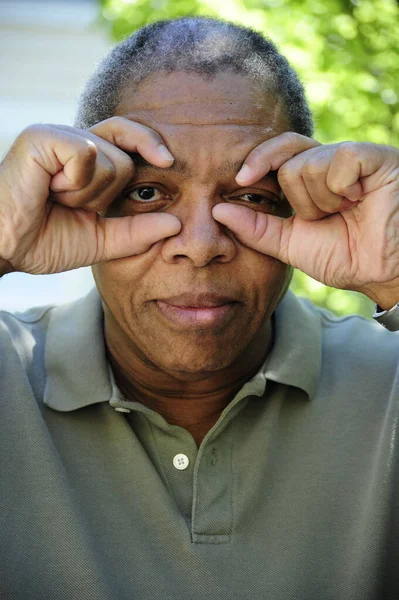 African American Wyrażeń Starszy Mężczyzna Zewnątrz — Zdjęcie stockowe