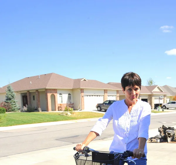 Зріла Жінка Старший Їде Велосипеді Зовні — стокове фото
