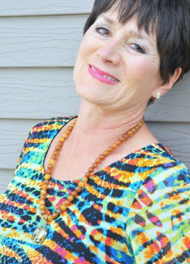 Olgun kadın güzellik mankeni dışavurumları.