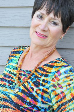 Olgun kadın güzellik mankeni dışavurumları.