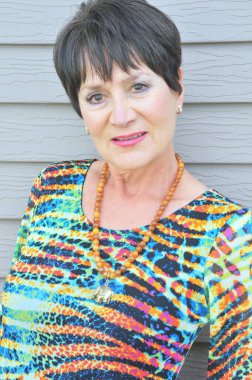 Olgun kadın güzellik mankeni dışavurumları.