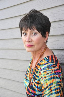 Olgun kadın güzellik mankeni dışavurumları.