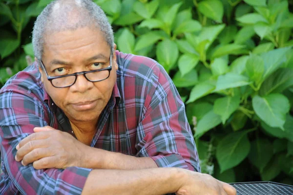 African American Man Senior Expressies Buitenshuis Stockfoto