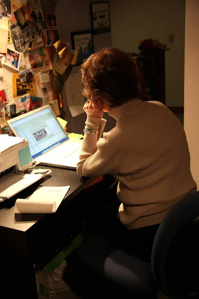 Volwassen Vrouwelijke Senior Zakendoen Vanuit Huis — Stockfoto