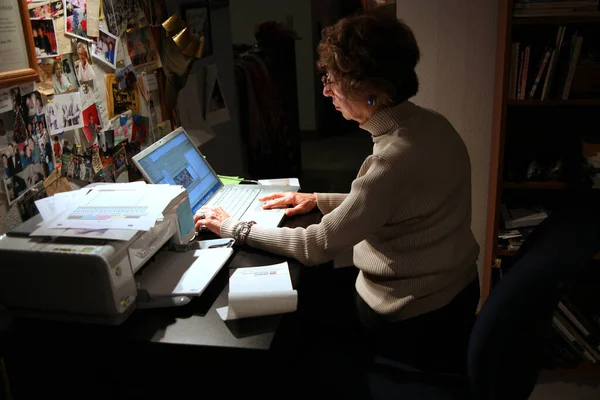 Madura Hembra Senior Haciendo Negocios Desde Casa — Foto de Stock