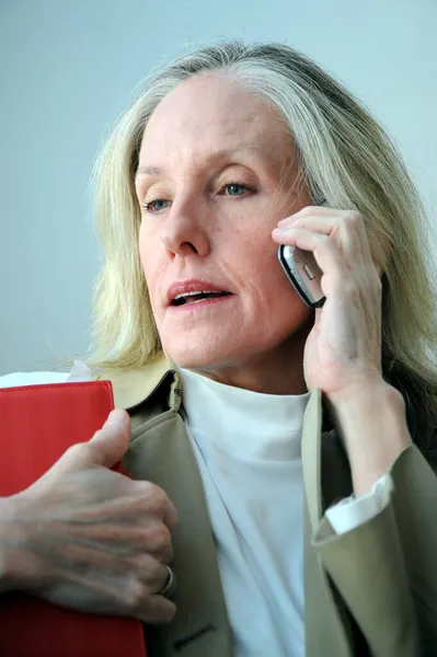 Madura Mujer Rubia Belleza Hablando Teléfono Celular Casa — Foto de Stock