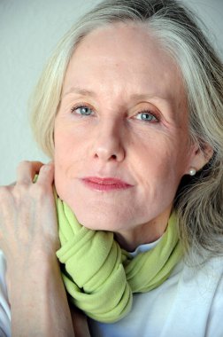 Olgun sarışın kadın model ifadeleri evde..