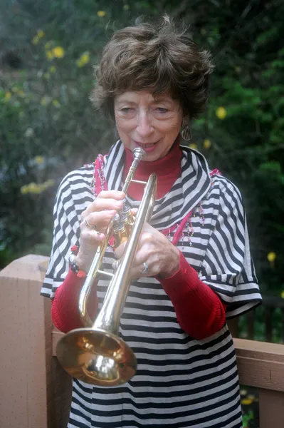 Donne Mature Espressioni Senior Con Sua Tromba All Aperto — Foto Stock