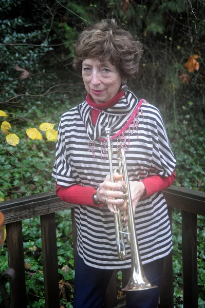 Volwassen Vrouwelijke Senior Expressies Met Haar Trompet Buiten — Stockfoto