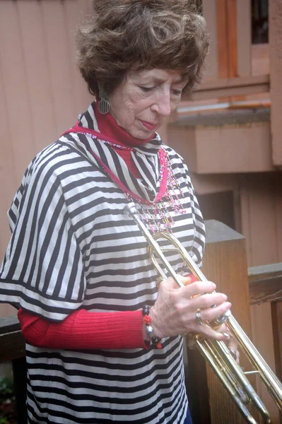 Mature Female Senior Expressions Her Trumpet Outdoors — Stock Photo, Image