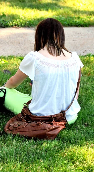Kobieta Piękno Siedzi Trawie Sam Świeżym Powietrzu — Zdjęcie stockowe