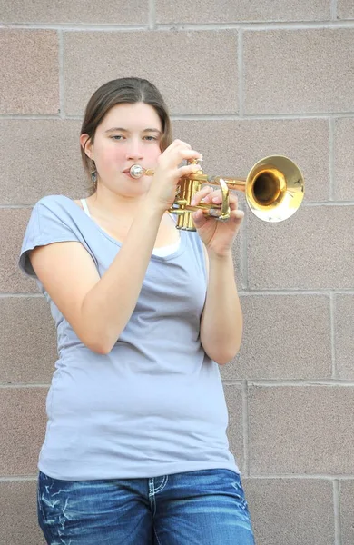 Expresiones Trompetista Femenina Tocando Trompeta Aire Libre — Foto de Stock