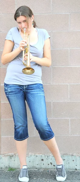 Expresiones Trompetista Femenina Tocando Trompeta Aire Libre — Foto de Stock