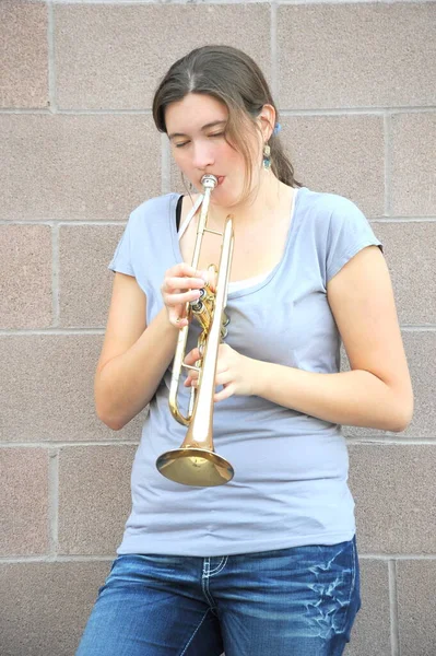 Kvinnlig Trumpet Spelare Uttryck Blåser Sin Trumpet Utomhus — Stockfoto