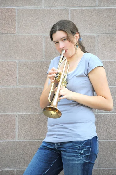 Expresiones Trompetista Femenina Tocando Trompeta Aire Libre — Foto de Stock