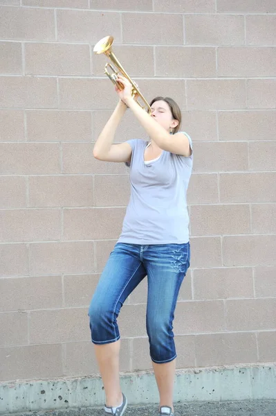 Expresiones Trompetista Femenina Tocando Trompeta Aire Libre — Foto de Stock