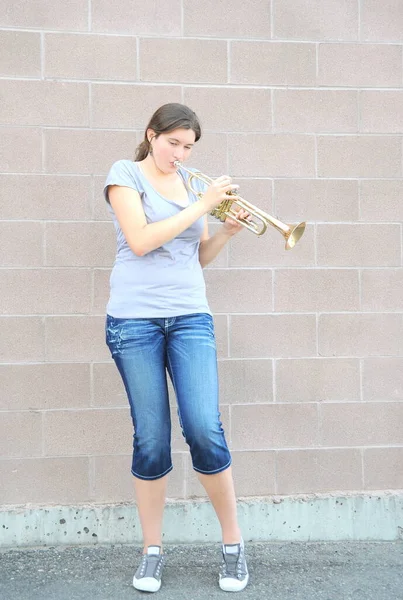 Žena Trumpetista Výrazy Troubení Její Trubka Venku — Stock fotografie