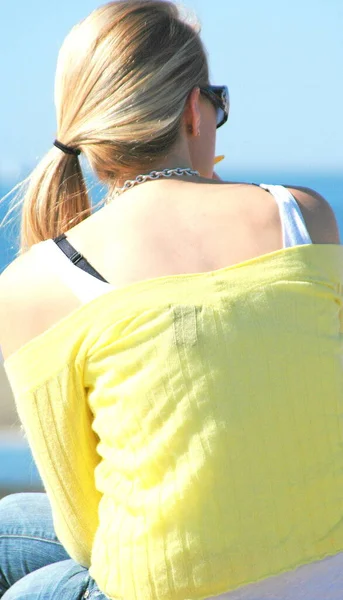 Vrouw Blond Schoonheid Mode Model Ontspannen Het Strand Buiten — Stockfoto