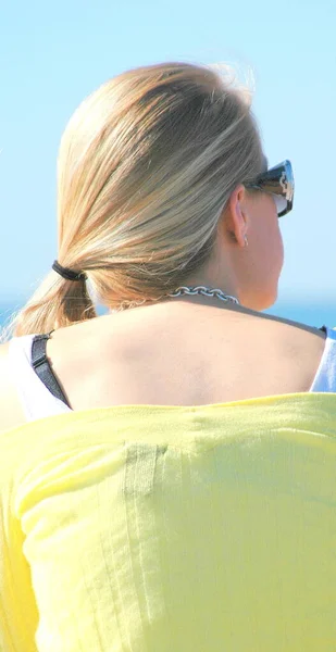 Donna Bionda Modello Moda Bellezza Rilassante Sulla Spiaggia All Aperto — Foto Stock