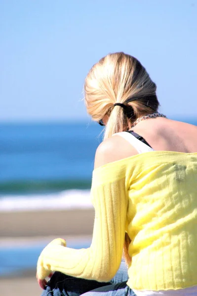 Kvinna Blond Skönhet Mode Modell Avkopplande Stranden Utomhus — Stockfoto