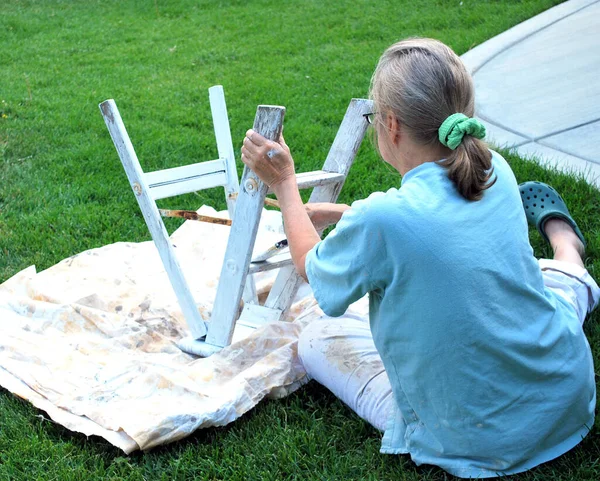 Volwassen Vrouw Senior Schilderij Een Kleine Ladder Buiten — Stockfoto