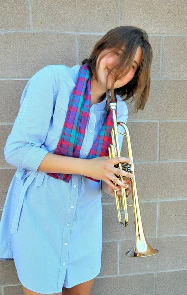 Vrouw Schoonheid Mode Model Met Haar Trompet Buiten — Stockfoto
