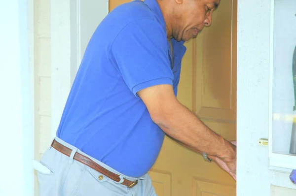 Hombre Afroamericano Irrumpiendo Una Casa Plena Luz Del Día — Foto de Stock