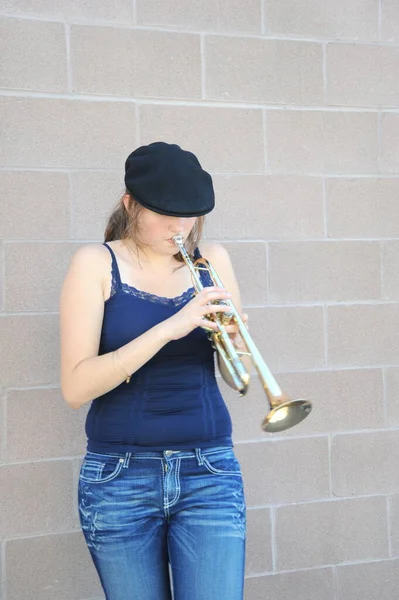 Kvinnlig Skönhet Trumpet Spelare Blåser Hennes Horn Utanför — Stockfoto