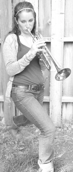 Dışarıda Onun Boynuz Üfleme Kadın Caz Trompet Çalıyor — Stok fotoğraf