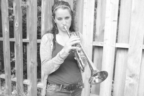 Female Jazz Trumpet Player Blowing Her Horn — Stock Photo, Image