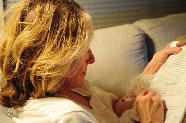 Volwassen Vrouw Blond Schoonheid Doen Huiswerk Thuis — Stockfoto