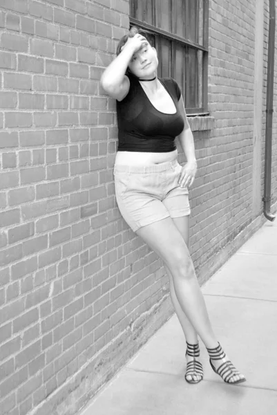 Женская Красота Модельные Выражения Напротив Стены Снаружи — стоковое фото