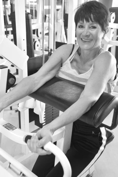 Ältere Seniorinnen Trainieren Fitnessstudio — Stockfoto