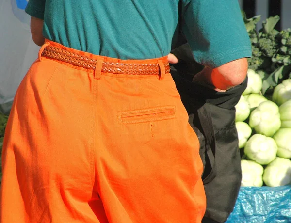 Dojrzałe Kobiety Kupujące Warzywa Pchlim Targu Świeżym Powietrzu — Zdjęcie stockowe