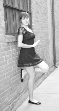 Kadın güzellik mankeni dışardaki duvara karşı..