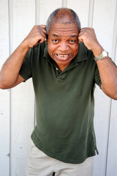 African American Wyrażeń Starszy Mężczyzna Zewnątrz — Zdjęcie stockowe