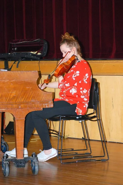 Sente Abril 2017 Eua Circa Violinista Tem Aula Música Sala — Fotografia de Stock