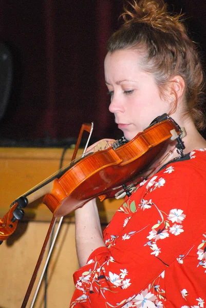 Otursana, WA. Nisan 27, 2017. ABD. CIRCA: Sınıfta müzik dersi alan kadın kemancı.