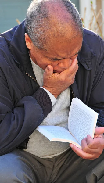 Afrikaans Amerikaanse Man Senior Het Lezen Van Een Boek Buiten — Stockfoto
